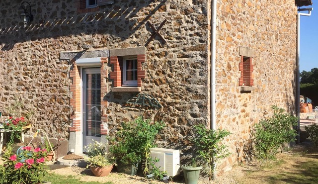 AIR CONDITIONED Gîtes DE LA HAUTE RUE 25 MINUTES FROM THE AIRPORT, cab, car rental