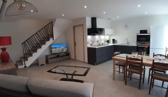 Air-conditioned gîte for 4 people, 2 bedrooms, near Senlis, Paris, Roissy, NEW