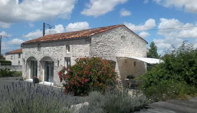 Air-conditioned gîte* "le pigeonnier"- prepared beds + bathroom linen provided