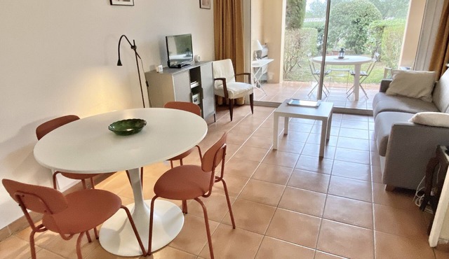 Air conditioned garden flat in the Pont Royal Golf, calm in beautiful setting.