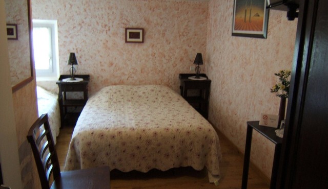 Air-conditioned guest room up to 3 people - Free Wifi.