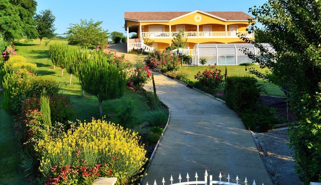 Air-conditioned house with indoor swimming pool