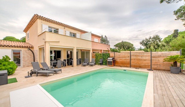 air-conditioned house, sea view sandy beach 150 m private heated pool 7x4 m