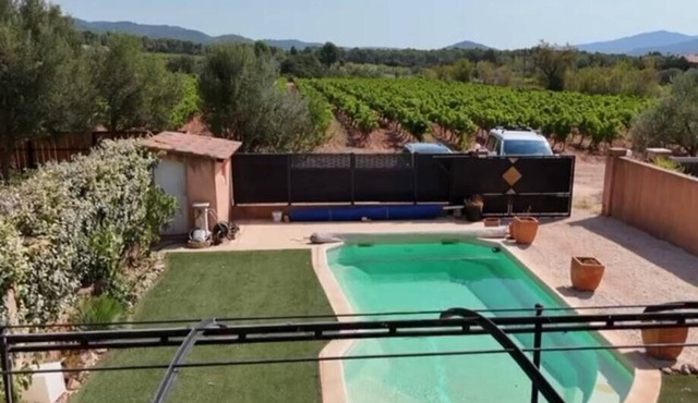Air-conditioned house with private swimming pool in the heart of vineyards and olive groves *.