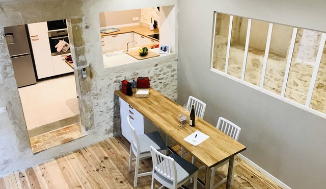 Air-conditioned house with patio in the heart of the village near the river