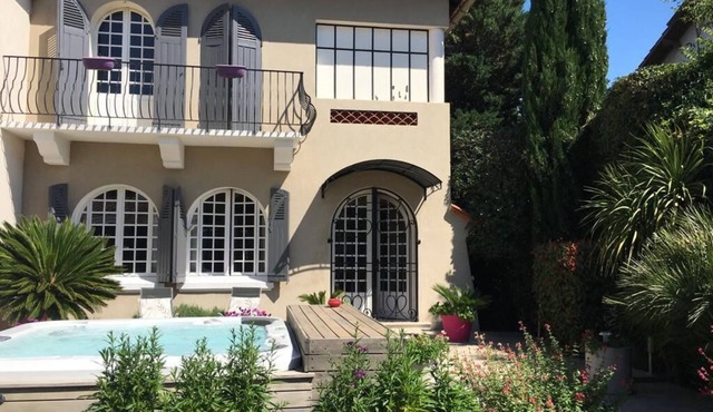 Air-conditioned house with jaccuzi and private enclosed garden with trees