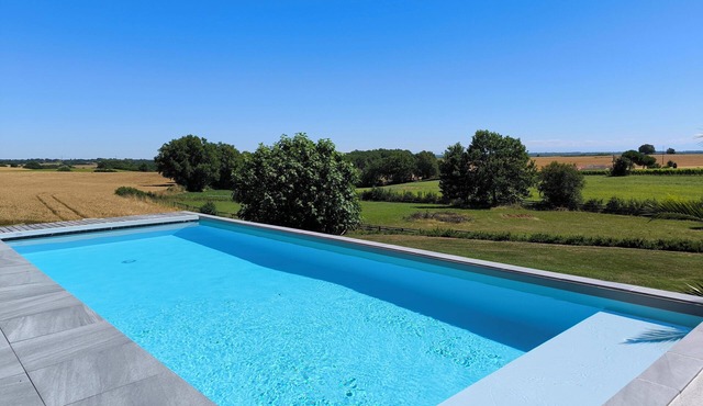 Air-conditioned house overlooking the Pyrenees with heated pool and covered spa