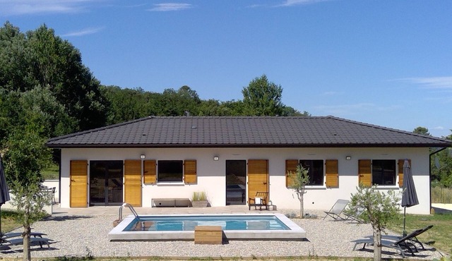 AIR-CONDITIONED HOUSE IN AIGUEZE WITH SWIMMING POOL SLEEPS 2 TO 6 GORGES DE L' ARDECHE