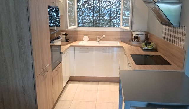 Air-conditioned house in private residence. Large terrace with awning.