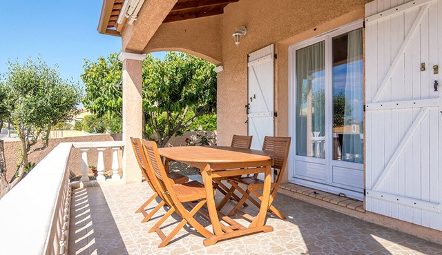 Air-conditioned house in Mèze with garden and private parking