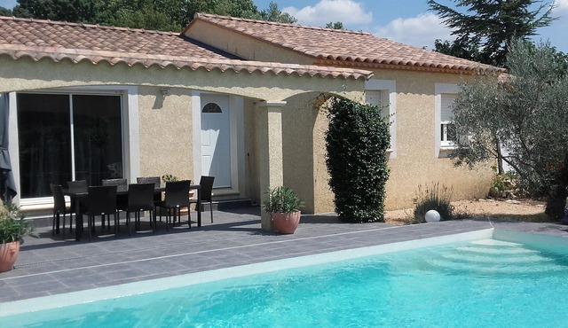 Air-conditioned house, private swimming pool, pétanque court
