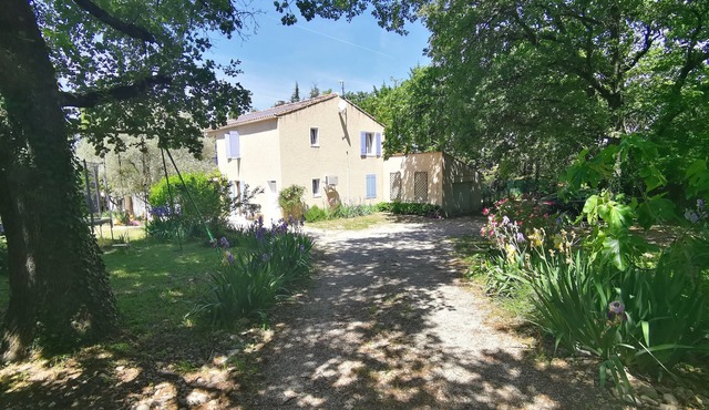 Air-conditioned house, secure swimming pool, pets welcome for 15 people