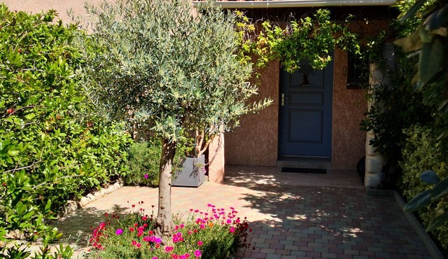 Air-conditioned house with garden 10 min. walk from the sea