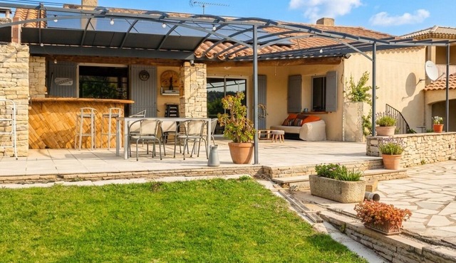 Air-conditioned house with garden and private pool near Avignon and Pont du Gard