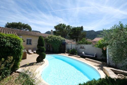 Air-conditioned house with heated pool, Luberon, in Maubec – 6 people