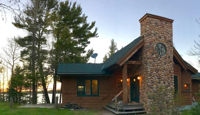 Air-Conditioned Lakeshore Cabin