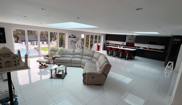 Air-conditioned Large 6 bed house with pool+cinema+games room