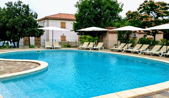Air-conditioned luxury villa with swimming pool, 1 km from the beach.