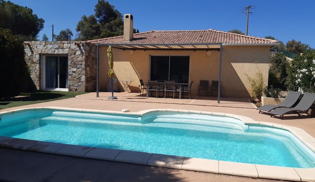 Air-conditioned Maison de la Plaine with swimming pool and unobstructed view.