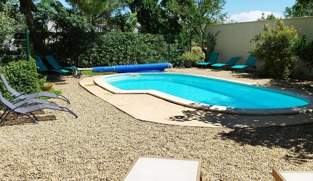 Air-conditioned Maison de Maitre 13 km from beaches, gardens, secure swimming pool, games.