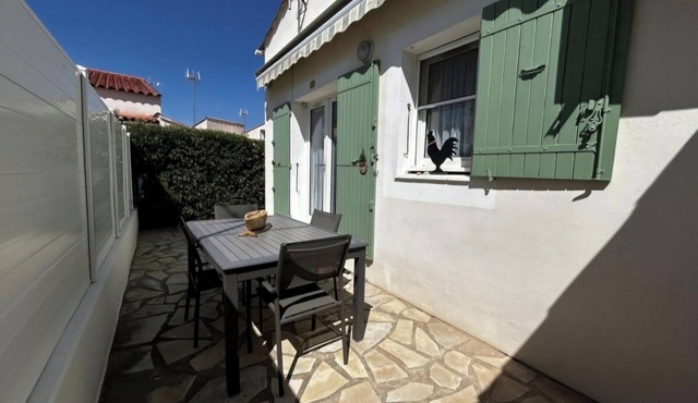Air-conditioned Provencal farmhouse with terrace and parking lot