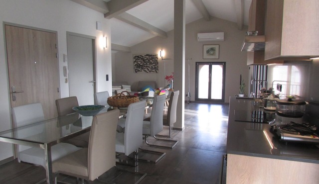 Air-conditioned penthouse in 2nd line with view of port, sea and hills