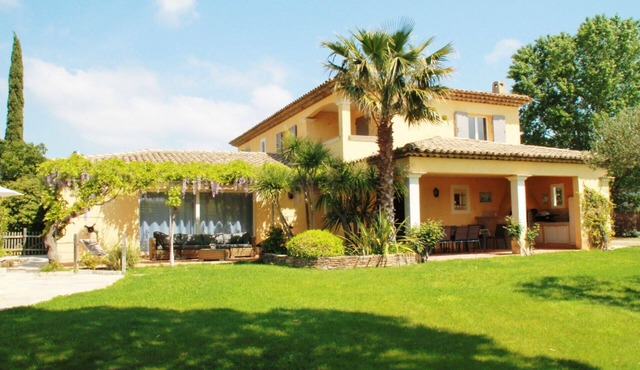 Air-conditioned Provencal villa with heated swimming pool in Grimaud.