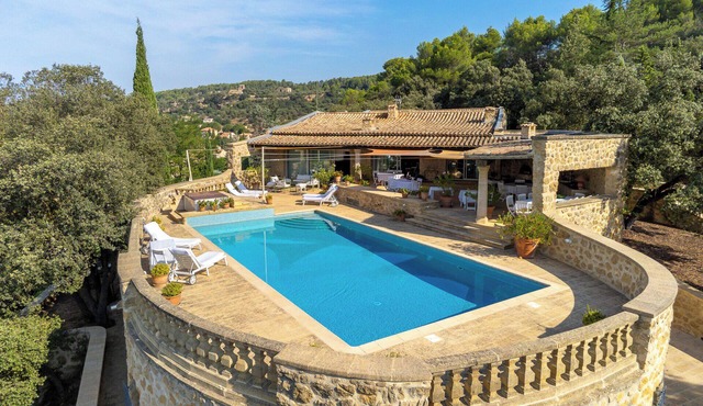 Air-conditioned Provencal country house, sleeps 12/14, with private pool and jacuzzi