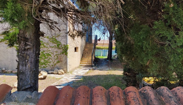 Air-conditioned single-family house with pool and garden