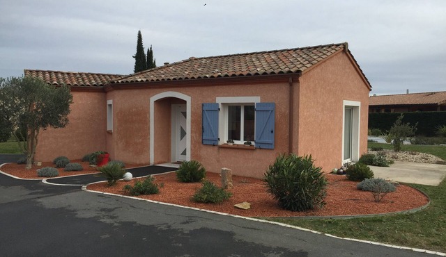 Air-conditioned single-storey house with 3 bedrooms and swimming pool