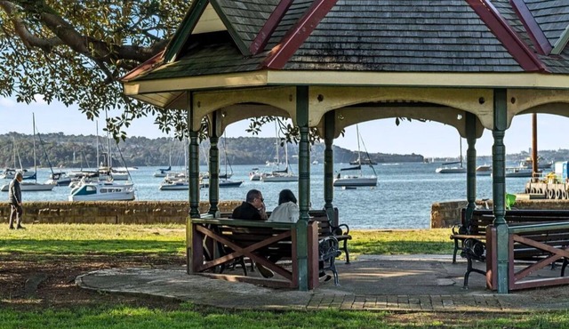 Air conditioned spacious room with pool, In amazing location.