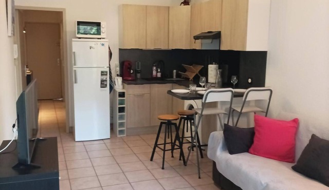 Air-conditioned studio with parking, within walking distance of the beach and town center