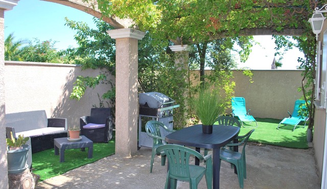 air-conditioned studio with private pool access