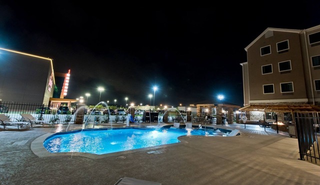 Air-Conditioned Suite | Gym Access, Seasonal Pool + Free Breakfast!