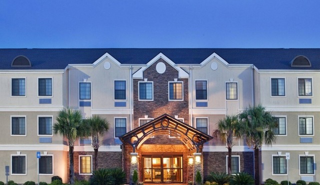 Air-Conditioned Suite Near the Savannah Airport | Seasonal Pool Access