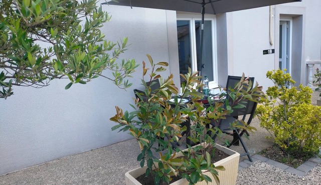 Air-conditioned T1 bis with terrace, swimming pool and secure parking.