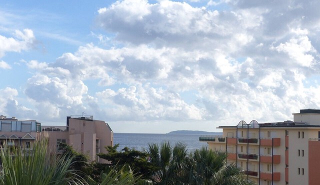 AIR-CONDITIONED T2 IN DOWNTOWN LAVANDOU