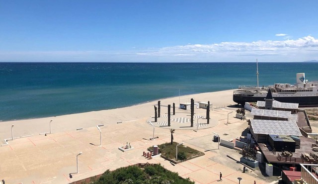 Air-conditioned T3 apartment, 6 beds, terrace, parking, 300m from shops