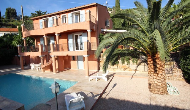 AIR CONDITIONED VILLA WITH 4 BEDROOM POOL AND GARDEN - SEA VIEW