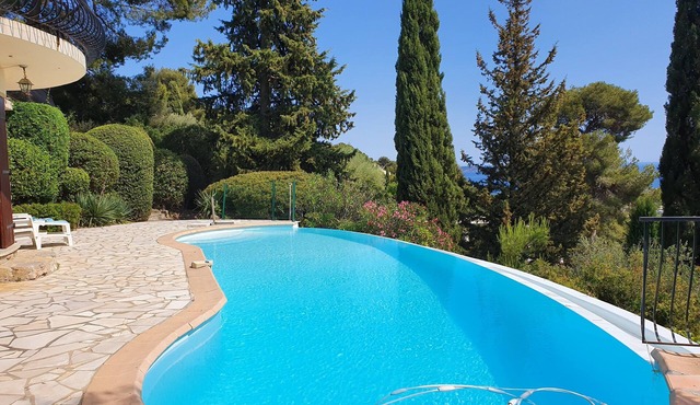 Air-conditioned villa, very quiet, sea view, swimming pool, 10 persons