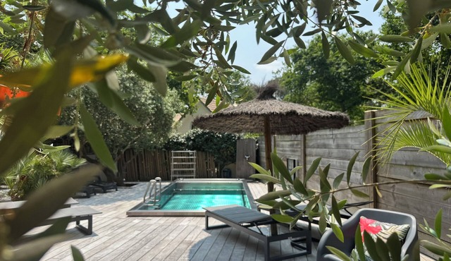 Air-conditioned villa on golf course, heated pool: 1km from lake, 5km from ocean