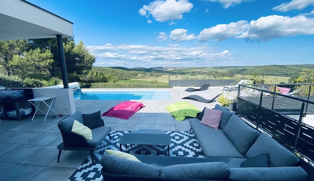 Air-conditioned villa with pool and breathtaking views