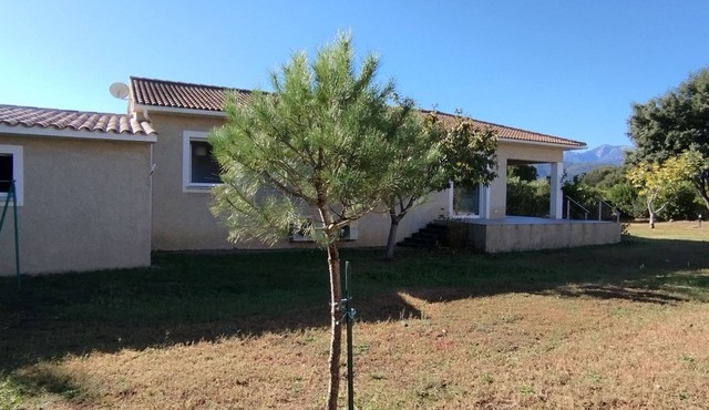 Air-conditioned VILLA 10 minutes' drive from the sea. Enclosed garden 1000m2 with trees