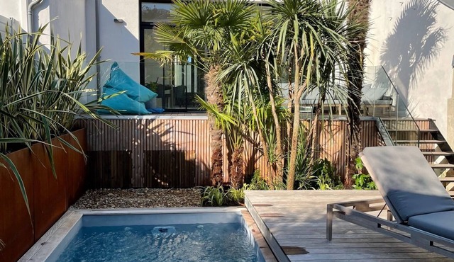 Air-conditioned villa with pool 5 minutes' walk from the old port and beach