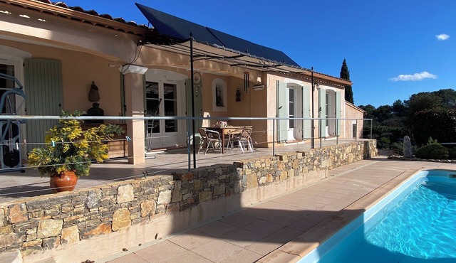 air-conditioned villa, pool and 3 bedrooms with garden