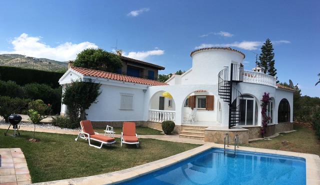 Air-conditioned Villa with WiFi and Heated Private Pool in Beautiful Garden