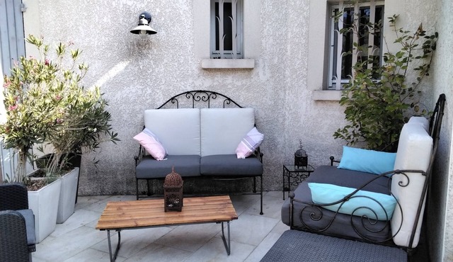 Air-conditioned villa on edge of forest, 15 minutes from Avignon, heated pool.