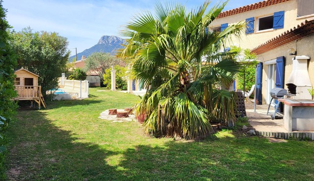 Air-conditioned villa with private pool 10km from the beach