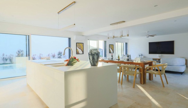 Air-conditioned villa with heated pool, near the sea