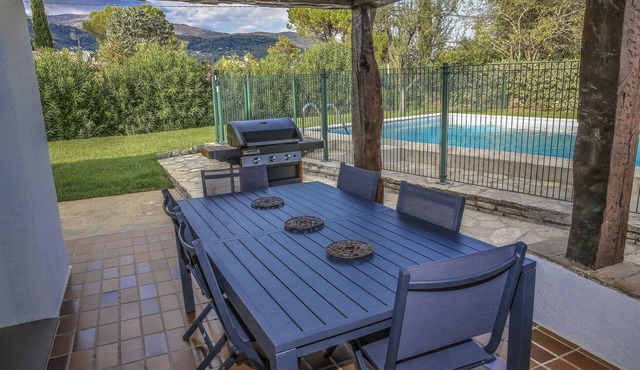 Air-conditioned villa with swimming pool in quiet residential area. Garden with trees.